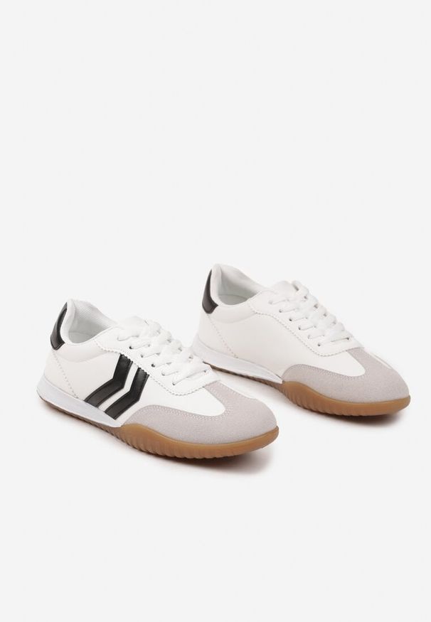 Born2be - Białe Sneakersy w Typie Tenisówek z Ozdobnymi Paskami Zommea. Zapięcie: pasek. Kolor: biały