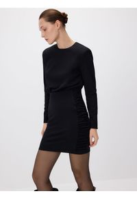 Reserved - Sukienka mini z drapowaniem - czarny. Kolor: czarny. Materiał: tkanina. Długość: mini #1
