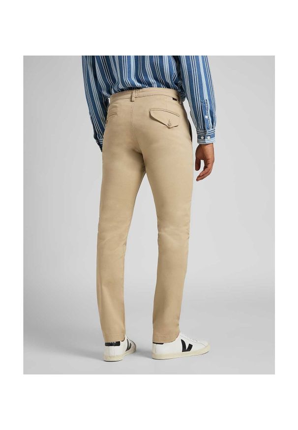 Lee - LEE SLIM CHINO MĘSKIE SPODNIE MATERIAŁOWE SERVICE SAND L768LA10 112121061. Materiał: materiał