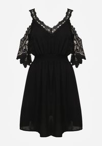 Renee - Czarna Rozkloszowana Sukienka Mini z Gumką w Talii i Hiszpańskimi Rękawami z Koronką Carolta. Kolor: czarny. Materiał: koronka. Wzór: koronka. Sezon: wiosna, lato. Długość: mini #4