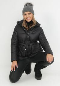 Born2be - Czarna Kurtka z Szerokim Kołnierzem i Wiązanym Paskiem Igbrase. Okazja: na co dzień. Kolor: czarny. Materiał: jeans, tkanina. Sezon: zima. Styl: casual, elegancki #6