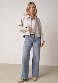 Born2be - Beżowa Kurtka Typu Bomberka Ozdobiona Kołnierzykiem Tellavan. Okazja: na co dzień. Kolor: beżowy. Materiał: poliester, jeans. Wzór: aplikacja. Styl: casual #2