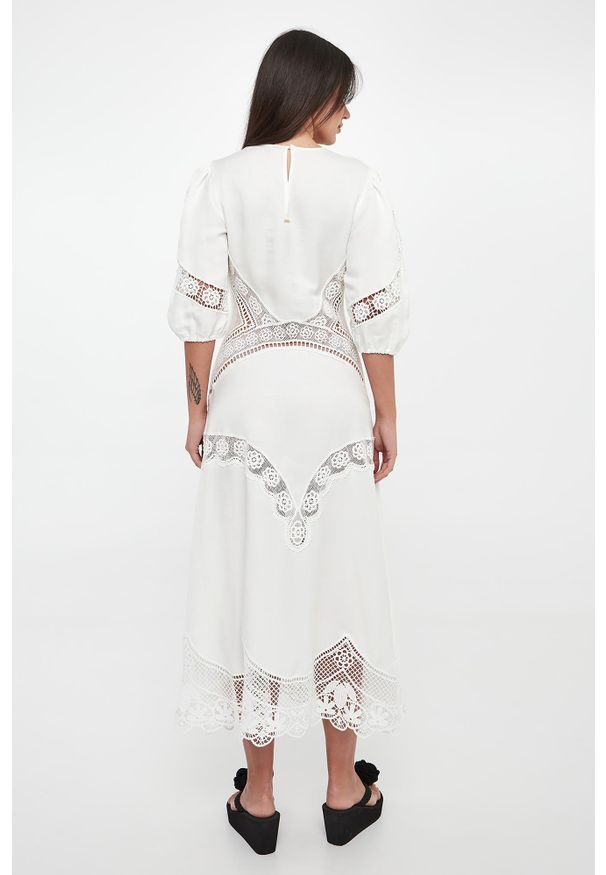 Twinset Milano - Sukienka midi ażurowa TWINSET. Wzór: ażurowy. Długość: midi