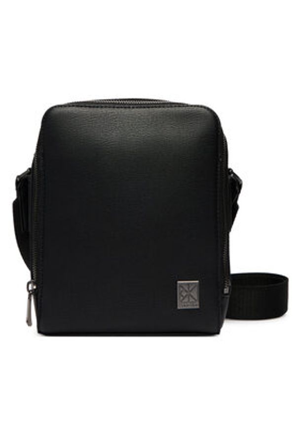 Calvin Klein Saszetka Emblem Hw Reporter LV04D3293G Czarny. Kolor: czarny. Materiał: skóra