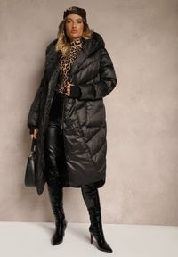 Renee - Czarna Pikowana Kurtka o Asymetrycznym Kroju z Kapturem Hedirani. Okazja: na co dzień. Typ kołnierza: kaptur. Kolor: czarny. Materiał: jeans. Styl: elegancki, casual