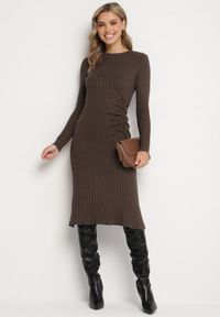 Born2be - Brązowa Dopasowana Sukienka z Wiskozą z Prążkowanego Materiału Ściągana Troczkiem Eleavia. Okazja: na co dzień. Kolor: brązowy. Materiał: prążkowany, wiskoza, materiał. Wzór: aplikacja. Styl: casual #5