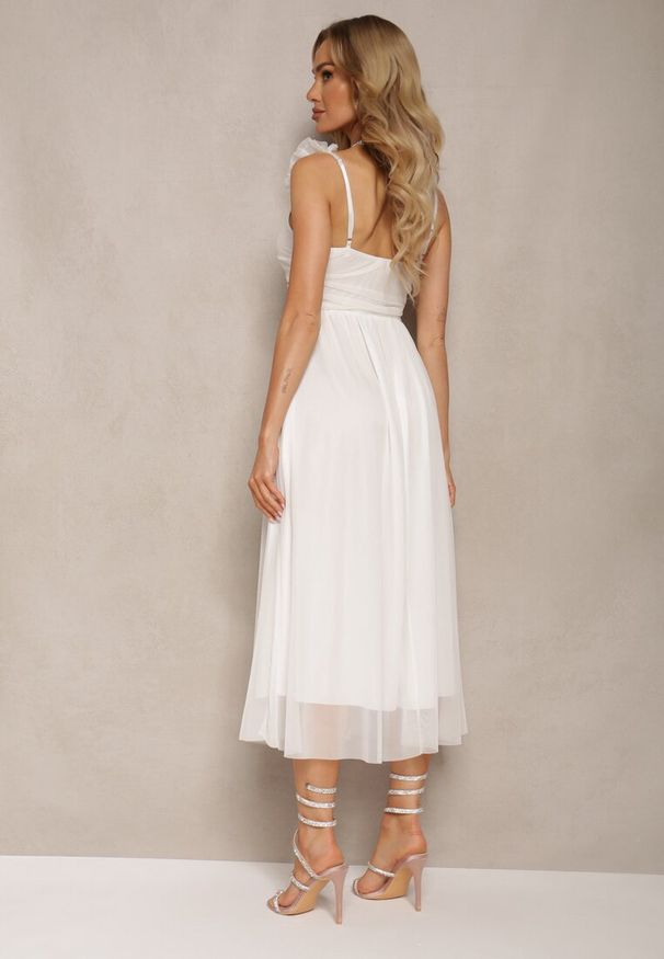 Renee - Biała Rozkloszowana Sukienka na Ramiączkach z Gumką w Pasie z Falbankami Zafara. Okazja: na randkę, na imprezę. Typ kołnierza: kołnierz z falbankami. Kolor: biały. Długość rękawa: na ramiączkach. Sezon: lato