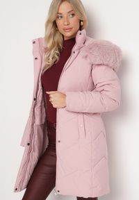 Born2be - Ciemnoróżowa Taliowana Kurtka z Pikowanymi Przeszyciami z Kapturem i Futerkiem Inalora. Okazja: na co dzień. Typ kołnierza: kaptur. Kolor: różowy. Materiał: futro. Długość rękawa: długi rękaw. Długość: długie. Wzór: aplikacja. Styl: elegancki, casual #5