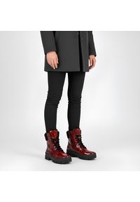 Czerwone Botki Rieker Lakierowane Buty Damskie. Okazja: na co dzień. Zapięcie: sznurówki. Kolor: czerwony. Materiał: lakier. Szerokość cholewki: normalna. Sezon: zima. Styl: klasyczny, casual #2