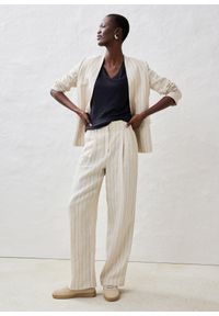 bonprix - T-shirt z czystego lnu. Typ kołnierza: dekolt w serek. Kolor: czarny. Materiał: len. Sezon: lato. Styl: elegancki #3