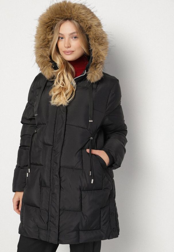 Born2be - Czarna Pikowana Kurtka z Kapturem z Futerkiem Ruvite. Typ kołnierza: kaptur. Kolekcja: plus size. Kolor: czarny. Materiał: futro