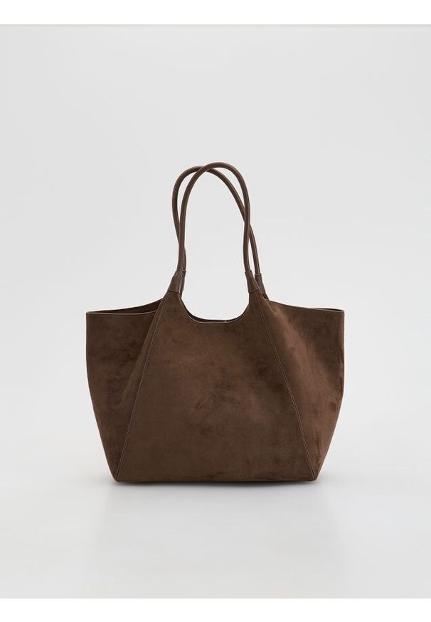 Reserved - Torebka shopper z imitacji zamszu - ciemnobrązowy. Kolor: brązowy. Materiał: zamszowe
