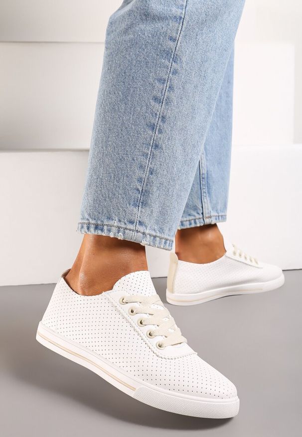 Born2be - Biało-Beżowe Sznurowane Tenisówki przed Kostkę na Płaskiej Podeszwie z Ozdobną Perforacją Assenia. Okazja: na co dzień. Wysokość cholewki: przed kostkę. Zapięcie: sznurówki. Kolor: biały. Obcas: na płaskiej podeszwie. Styl: casual, klasyczny, sportowy