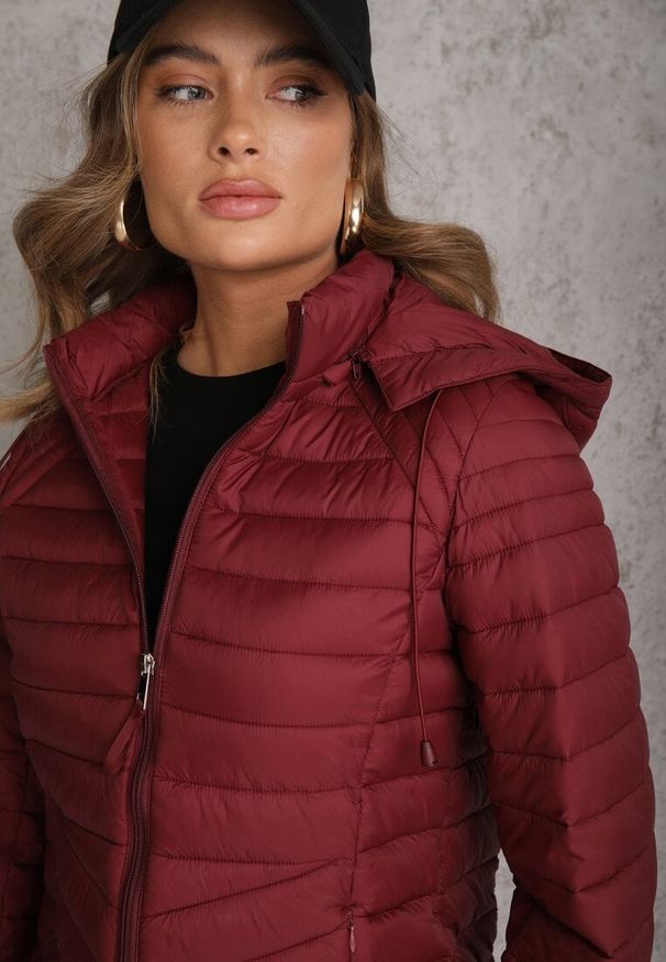 Renee - Bordowa Przejściowa Kurtka Pikowana z Kapturem z Możliwością Odpięcia Pretiga. Okazja: na spacer. Typ kołnierza: kaptur. Kolor: czerwony. Materiał: jeans, nylon