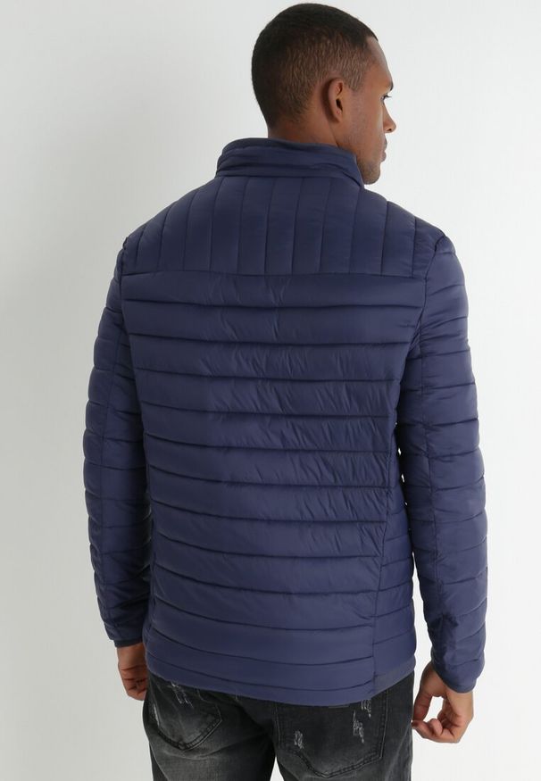 Born2be - Granatowa Kurtka Pikowana z Kołnierzem Kogda. Typ kołnierza: kołnierzyk stójkowy. Kolor: niebieski. Materiał: tkanina, materiał. Długość rękawa: długi rękaw. Długość: długie. Wzór: gładki. Styl: elegancki