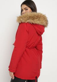 Born2be - Bordowa Zimowa Kurtka Parka z Odpinanym Futerkowym Zdobieniem i Kapturem Sialinnea. Okazja: na co dzień. Kolor: czerwony. Wzór: aplikacja. Sezon: zima. Styl: elegancki, casual, klasyczny #3