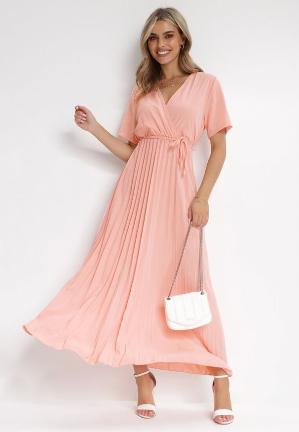 Born2be - Różowa Sukienka Plisowana Maxi z Wiązanym Paskiem Dianiza. Kolor: różowy. Materiał: materiał. Długość: maxi