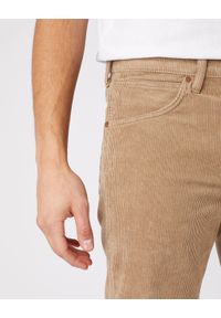 Wrangler - MĘSKIE SPODNIE MATERIAŁOWE WRANGLER GREENSBORO FLAX W15QA2C04 112141185. Materiał: materiał #4