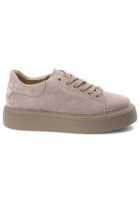 Sneakersy damskie Filippo, cholewka skóra naturalna zamszowa z perforacją sznurowanie klasyczne miękko wykończony kołnierz przy kostce, beżowe, DP750. Okazja: na co dzień, na spacer. Zapięcie: sznurówki. Kolor: beżowy. Materiał: skóra, zamsz. Szerokość cholewki: normalna. Styl: klasyczny #6