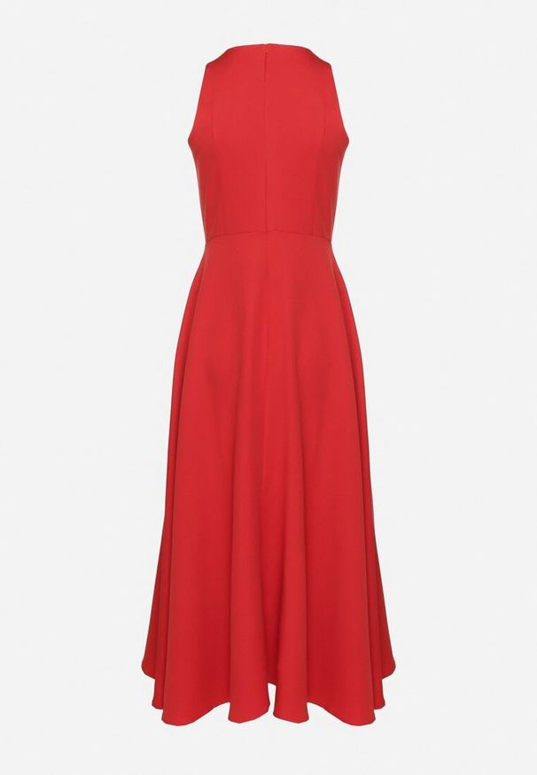 Born2be - Czerwona Rozkloszowana Sukienka z Wiskozą i Dekoltem Typu Halter Dolienna. Typ kołnierza: dekolt halter. Kolor: czerwony. Materiał: wiskoza. Typ sukienki: rozkloszowane. Styl: elegancki