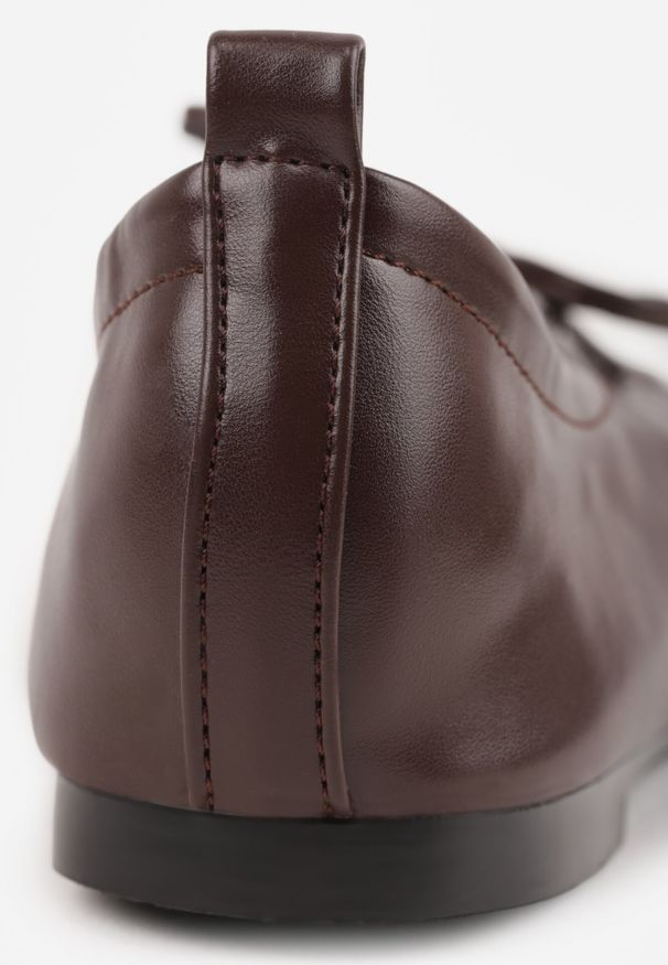 Born2be - Brązowe Balerinki z Wiązanymi Rzemykami Julimaria. Okazja: na co dzień. Kolor: brązowy. Wzór: kwiaty. Styl: elegancki, retro, casual