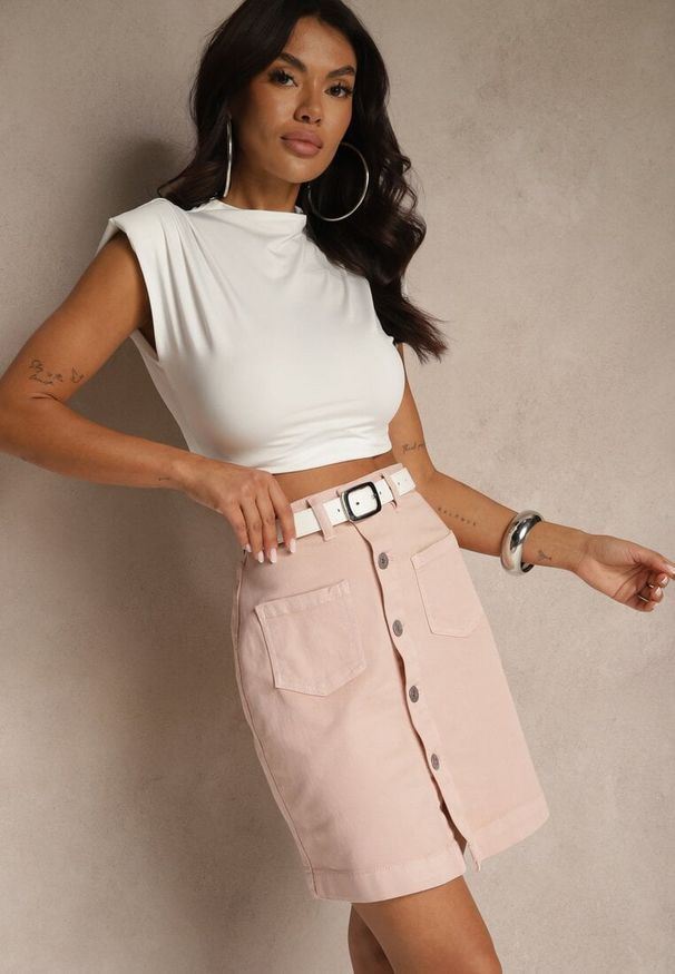 Renee - Różowa Jeansowa Spódnica z Bawełny High Waist Ozdobiona Guzikami Lilinelle. Okazja: na co dzień. Stan: podwyższony. Kolor: różowy. Materiał: bawełna, jeans. Wzór: aplikacja. Styl: klasyczny, elegancki, casual