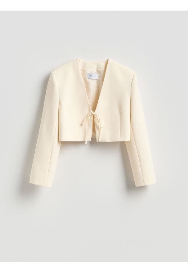 Reserved - Krótka marynarka z wiązaniem - złamana biel. Materiał: tkanina, wiskoza. Długość: krótkie. Wzór: gładki
