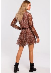 Sukienki.shop - Sukienka BOHO w kwiaty szyfonowa z falbankami brązowa. Typ kołnierza: kołnierz z falbankami. Kolor: brązowy. Materiał: szyfon. Długość rękawa: długi rękaw. Wzór: kwiaty. Styl: boho. Długość: mini #4