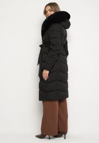 Born2be - Czarna Pikowana Kurtka z Futerkowym Obszyciem i Paskiem Samiria. Okazja: do pracy, na co dzień, na spotkanie biznesowe. Kolor: czarny. Materiał: dzianina, jeans, futro, poliester. Styl: casual, klasyczny, biznesowy #5