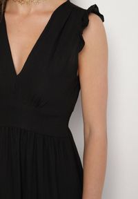 Born2be - Czarna Wiskozowa Sukienka z Falbankami Sadoline. Okazja: na co dzień. Typ kołnierza: kołnierz z falbankami. Kolor: czarny. Materiał: wiskoza. Styl: boho, casual