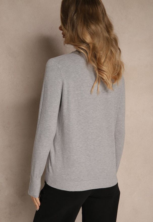 Renee - Szary Golf o Dopasowanym Kroju Zdobiony Minimalistycznymi Aplikacjami Unissa. Okazja: na spacer. Typ kołnierza: golf. Kolor: szary. Materiał: jeans. Wzór: aplikacja. Styl: klasyczny, elegancki