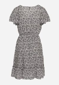 Renee - Czarno-Biała Sukienka z Bawełny w Kwiatki z Elastyczną Gumką w Pasie i Krótkimi Rękawami Nahone. Typ kołnierza: dekolt w kształcie V. Kolor: niebieski. Materiał: bawełna. Długość rękawa: krótki rękaw. Wzór: kwiaty. Sezon: lato. Typ sukienki: rozkloszowane #5