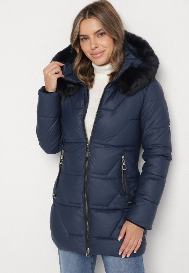 Born2be - Granatowa Taliowana Kurtka Pikowana z Kapturem z Futrem Nalaseva. Okazja: na co dzień. Typ kołnierza: kaptur. Kolor: niebieski. Materiał: futro. Sezon: zima. Styl: elegancki, casual