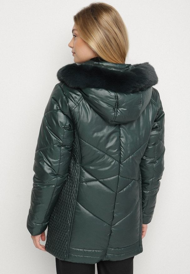 Born2be - Ciemnozielona Kurtka z Pikowanymi Przeszyciami i Kapturem z Futerkiem Vevea. Okazja: na spacer, na spotkanie biznesowe, do pracy, na co dzień. Kolekcja: plus size. Kolor: zielony. Materiał: futro. Styl: elegancki, biznesowy, casual