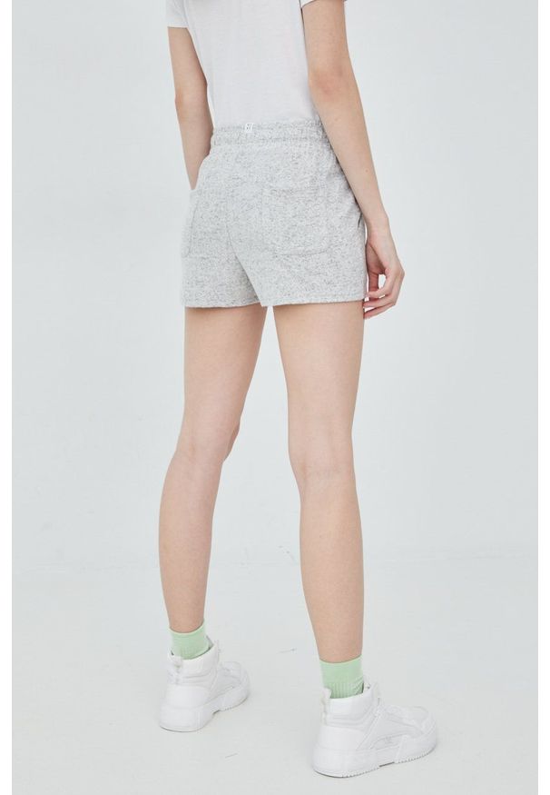 Roxy szorty damskie kolor szary melanżowe high waist. Okazja: na co dzień. Stan: podwyższony. Kolor: szary. Materiał: dzianina. Wzór: melanż. Styl: casual