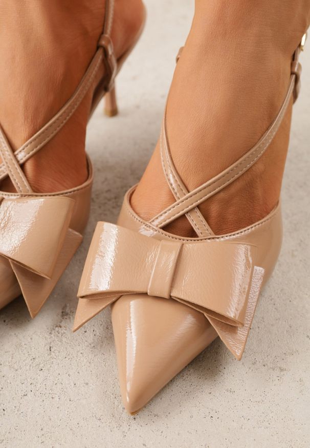 Born2be - Ciemnobeżowe Eleganckie Szpilki VICES z Ozdobną Kokardą Adrelena. Nosek buta: szpiczasty. Zapięcie: sprzączka. Kolor: beżowy. Wzór: aplikacja. Materiał: skóra, lakier. Sezon: lato. Obcas: na szpilce. Styl: elegancki. Wysokość obcasa: średni