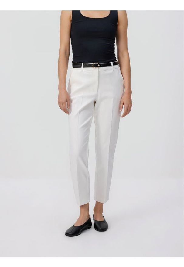 Reserved - Spodnie cygaretki z paskiem - biały. Kolor: biały. Materiał: tkanina, bawełna
