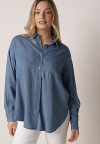 Born2be - Niebieska Koszula Jeansowa z Bawełną Ozdobiona Kieszonką Koreti. Okazja: na co dzień. Kolor: niebieski. Materiał: bawełna, jeans. Wzór: aplikacja. Styl: casual, elegancki, klasyczny #7