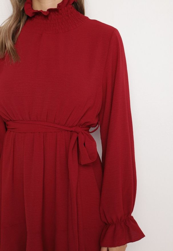 Born2be - Bordowa Sukienka z Falbanami i Marszczonym Golfem z Dodatkowym Wiązanym Paskiem Savelina. Okazja: na imprezę. Typ kołnierza: golf. Kolor: czerwony. Typ sukienki: rozkloszowane. Styl: elegancki, klasyczny