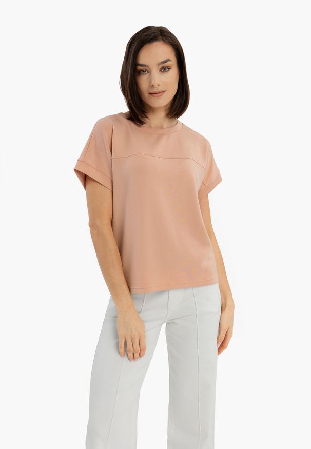 Volcano - Luźna bluzka z modalem TM-FINA. Okazja: na co dzień. Materiał: poliester, elastan, skóra, materiał. Długość rękawa: krótki rękaw. Długość: krótkie. Wzór: gładki. Styl: casual, klasyczny, sportowy