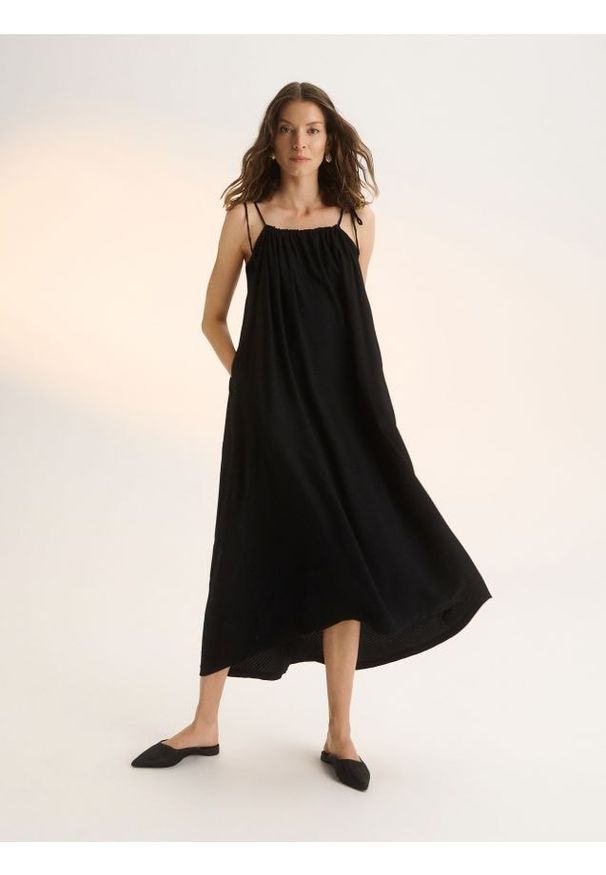 Reserved - Długa sukienka z EcoVero™ - czarny. Kolor: czarny. Materiał: tkanina, prążkowany, wiskoza. Wzór: ze splotem. Długość: maxi