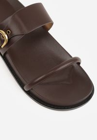 Born2be - Ciemnobrązowe Klapki z Dwoma Paskami i Metaliczną Klamrą Doriax. Okazja: na spacer, na co dzień. Kolor: brązowy. Styl: casual, klasyczny #3