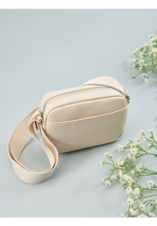 Sinsay - Torebka crossbody z imitacji skóry - kremowy. Kolor: kremowy. Materiał: skórzane