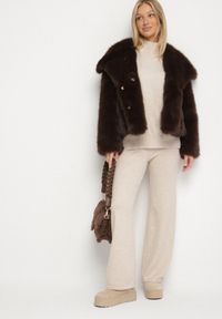 Born2be - Jasnobeżowy Dzianinowy Komplet z Wełną Sweter z Półgolfem i Szerokie Spodnie Lanerra. Kolor: beżowy. Materiał: dzianina, wełna. Sport: turystyka piesza #6