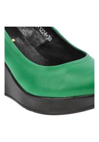 Zielone Czółenka Karino Damskie Półbuty Na Koturnie. Okazja: do pracy, na co dzień, na spotkanie biznesowe. Zapięcie: bez zapięcia. Kolor: zielony. Materiał: skóra. Szerokość cholewki: normalna. Wzór: gładki. Obcas: na koturnie. Styl: casual, klasyczny, biznesowy #7