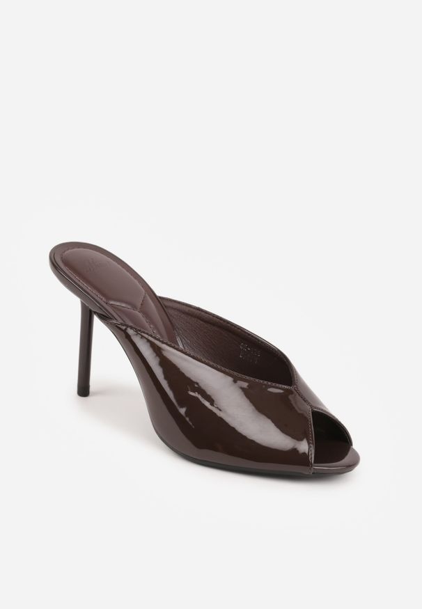 Renee - Brązowe Klapki Peep Toe na Szpilce z Lakierowanym Połyskiem Sharvyra. Nosek buta: otwarty. Kolor: brązowy. Materiał: lakier. Obcas: na szpilce. Wysokość obcasa: średni