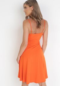 Born2be - Pomarańczowa Sukienka z Klamrą na Ramiączkach Ozdobionych Łańcuszkami Kirenthya. Typ kołnierza: dekolt kopertowy. Kolor: pomarańczowy. Długość rękawa: na ramiączkach. Wzór: aplikacja. Typ sukienki: kopertowe #3