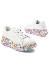 Sneakersy damskie Filippo, cholewka ze skóry naturalnej licowej z klasycznym sznurowaniem i delikatną perforacją po bokach, masywna platforma z dekor. Okazja: na co dzień. Kolor: biały. Materiał: skóra. Szerokość cholewki: normalna. Wzór: kolorowy, gładki. Obcas: na platformie #8