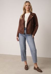 Born2be - Niebieskie Jeansy z Bawełną o Kroju Mom Fit z Wysokim Stanem Kallis. Okazja: na co dzień. Stan: podwyższony. Kolor: niebieski. Wzór: prążki. Styl: casual, klasyczny #1