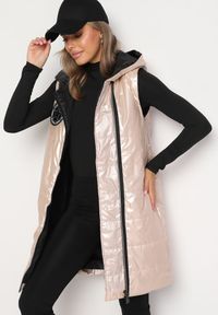 Born2be - Jasnobeżowa Pikowana Długa Kamizelka z Kapturem Ozdobiona Naszywką Mevaya. Okazja: na co dzień. Typ kołnierza: kaptur. Kolor: beżowy. Materiał: jeans. Długość: długie. Wzór: aplikacja. Styl: casual #3